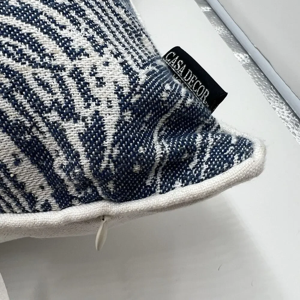1-NWT CASA DECOR DECORATIVE Blue White Abstract Concentric Feather 20” Pillow